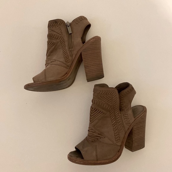 Vince Camuto block heel shoes, Size 5 - Picture 1 of 5